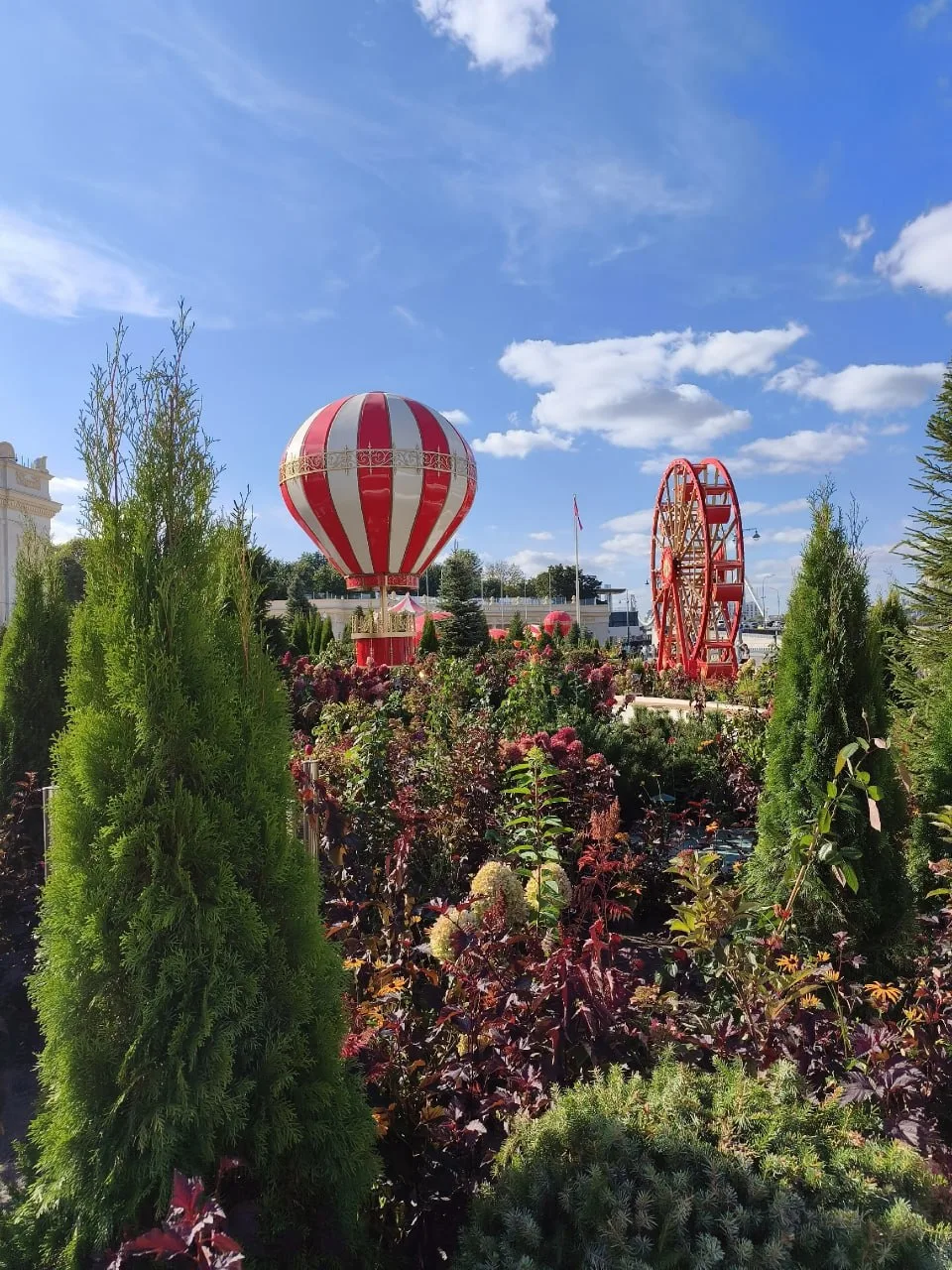 Та самая яркая площадка у арки главного входа в Парк Горького в деталях 😍