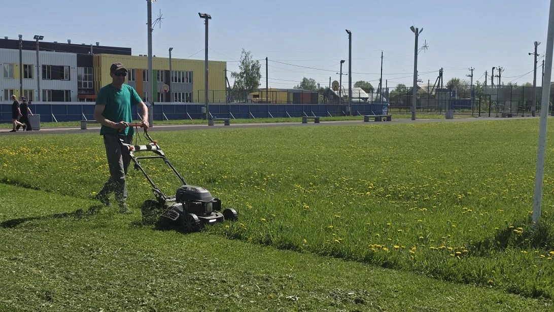 ☘️Сотрудники МБУ ФСК «Кристалл» сегодня приводят в порядок футбольное поле и прилегающу...