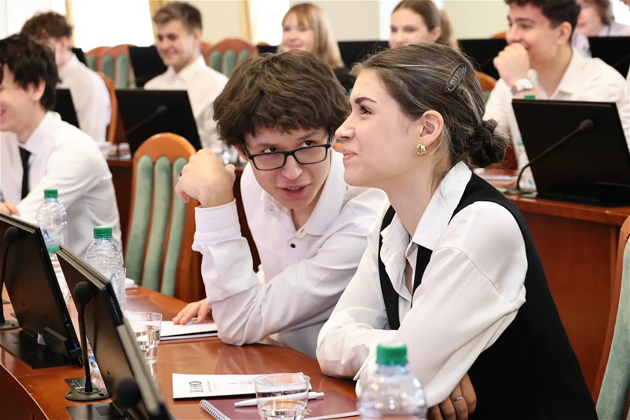 Сегодня в гостях у парламента - старшеклассники из Дзержинска. Пришел к ним на встречу, а мое место 