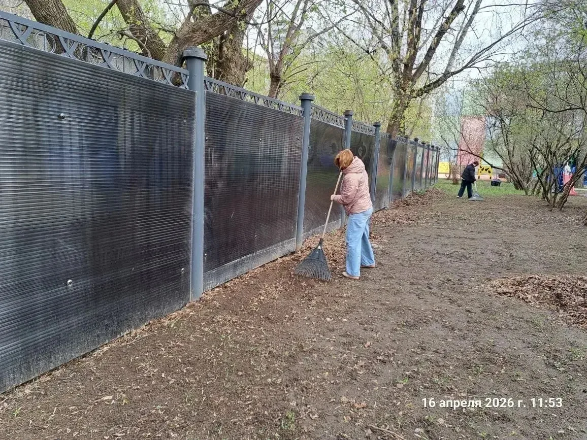 Городской субботник  Как только выглянуло солнце, на свой участок вышли дошколята и их воспитатели. 
