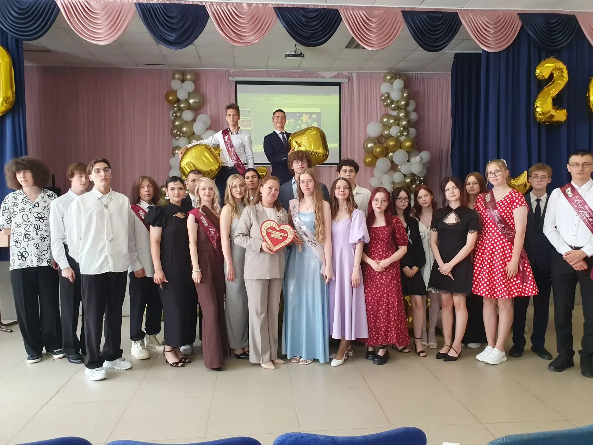 Сегодня состоялась торжественная церемония вручения аттестатов выпускникам 11-х классов.
Этот день с