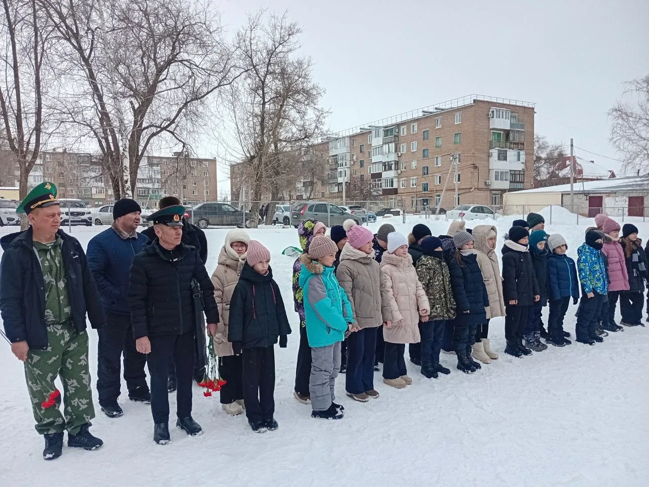 Подвиг героев Даманского Сегодня у памятника Александру Сидоровнину МБОУСОШ4 состоялся торжественный