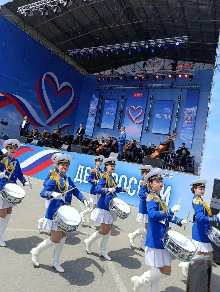 🇷🇺🌊 Владивосток с размахом отметил День России на Центральной площади города! 

👧🏻👧🏻Активисты