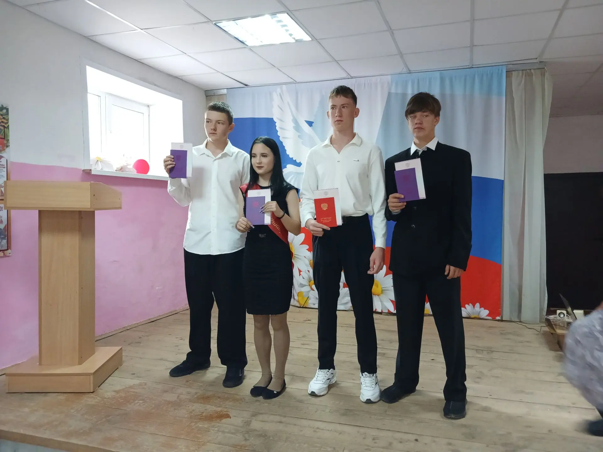 В добрый путь, выпускники! В Мортовской основной школе вручили аттестаты девятиклассник...