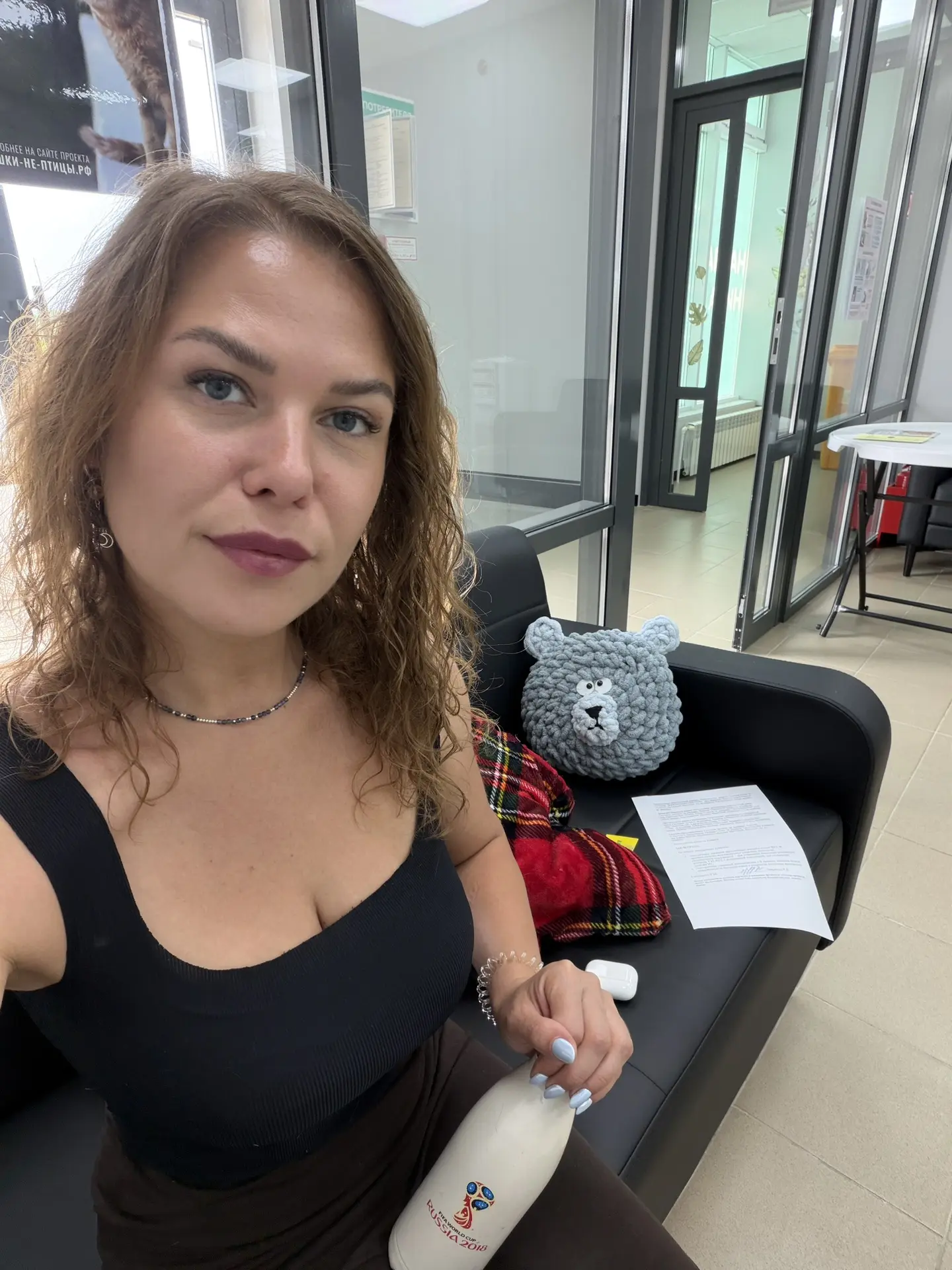 Неспавшая я ,в приятной компании, жду Мелиссу, она на капельнице.