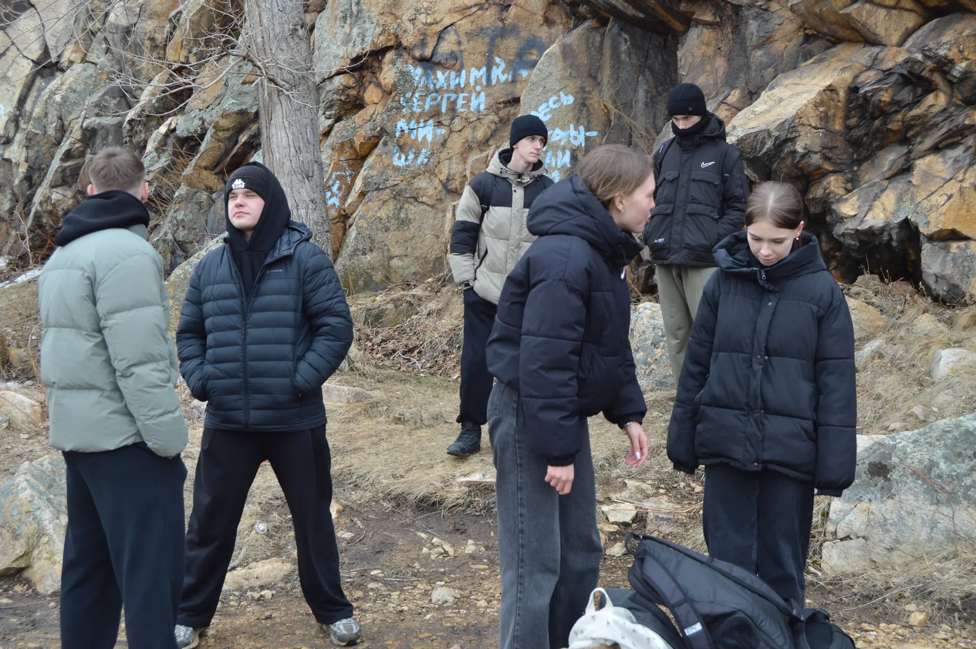 В выходные ребята отправились на настоящие скалы! Для детей выезд на скалы — это не просто очередная