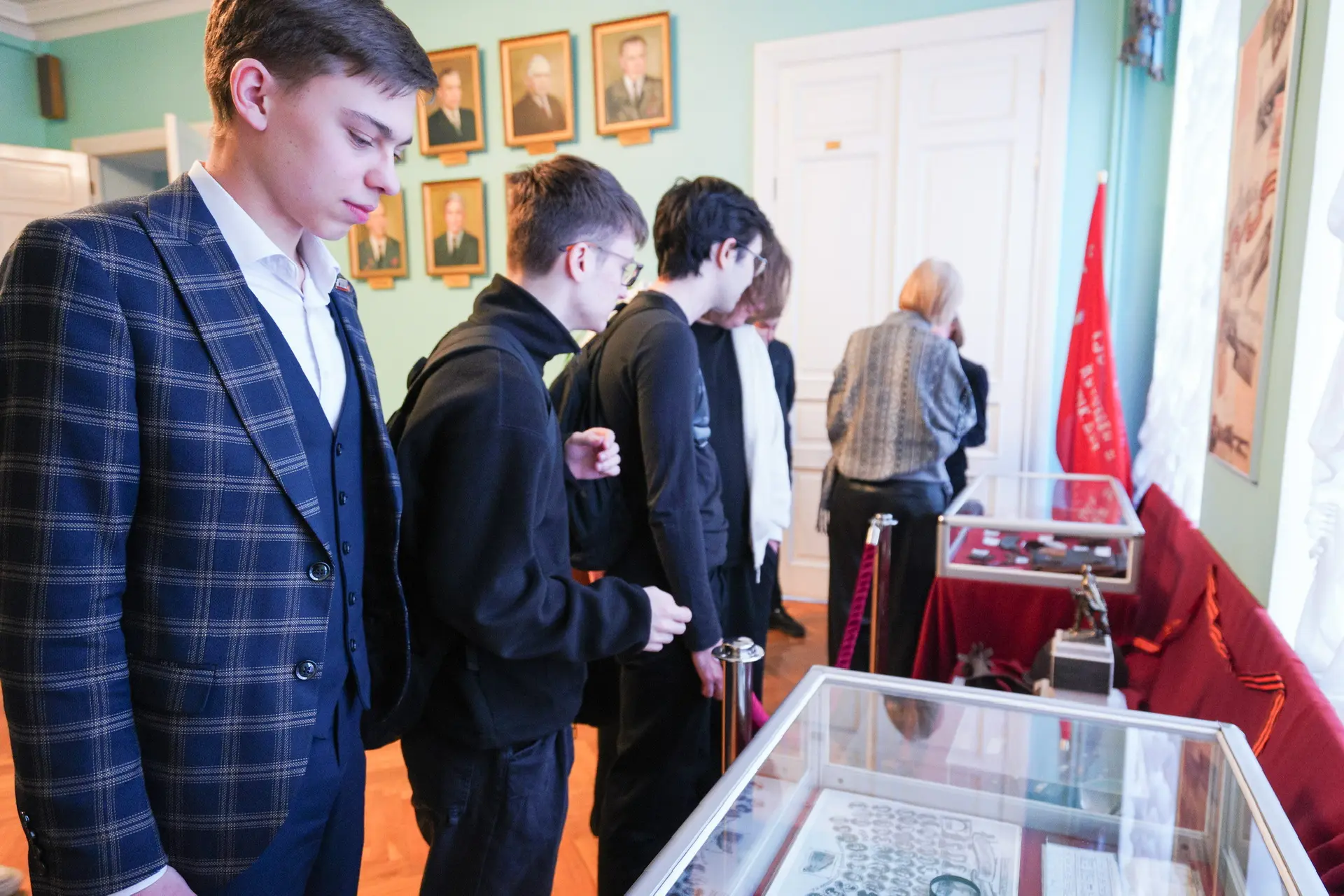 ⚡️ В преддверии Дня Победы в ПГУПС открылась выставка «Линия жизни», посвященная деятельности универ
