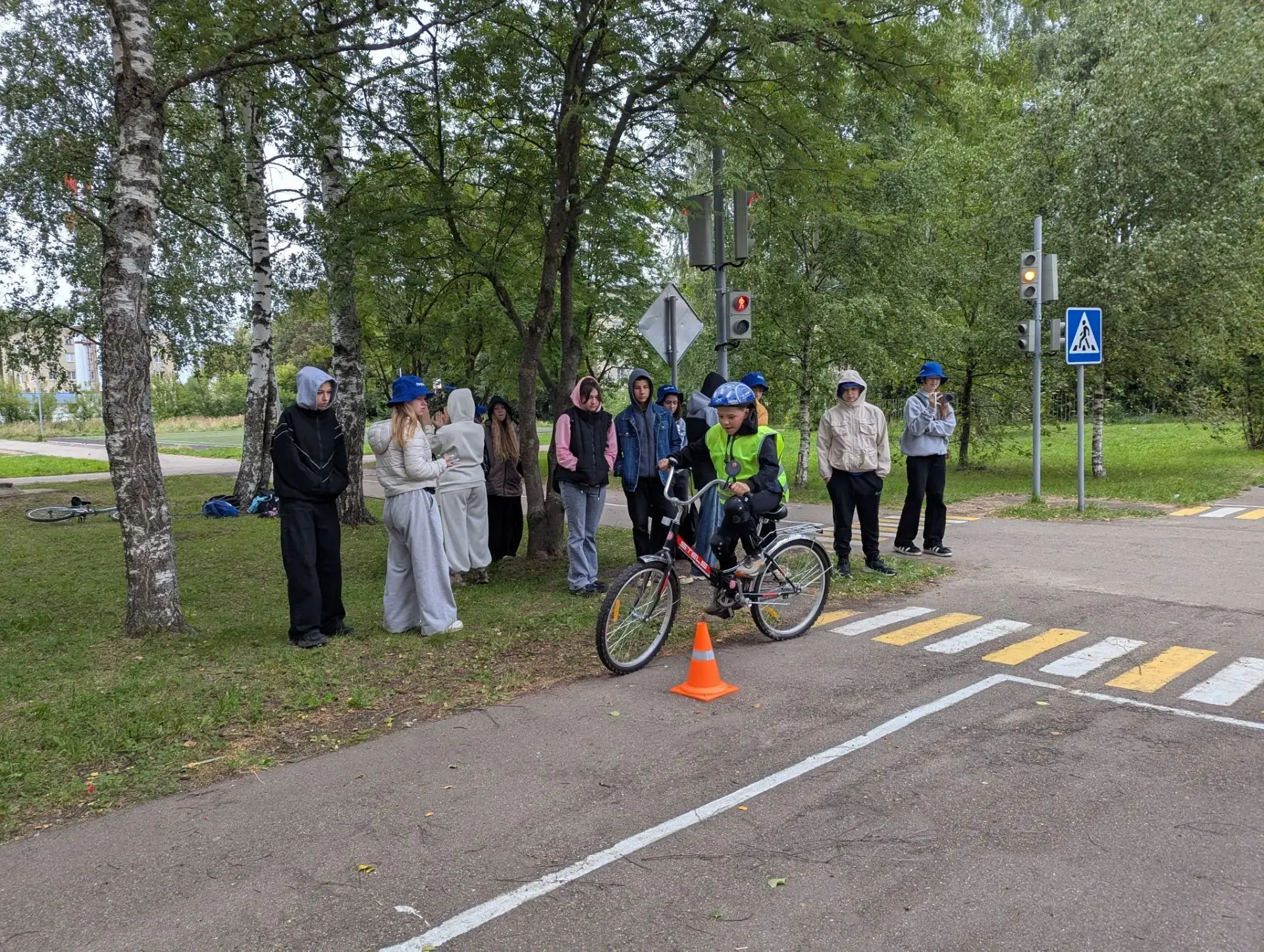 Сегодня участники профильной смены Движения Первых посетили автогородок школы №2. Впере...
