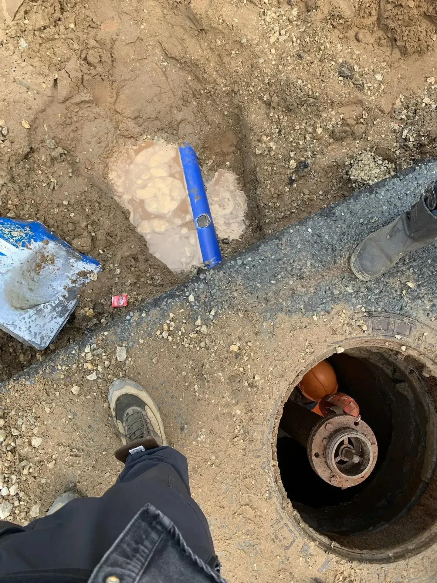 🛠  При проведении земляных работ  сторонняя организация повредила водопровод  ПНД диметром 160 мм.  