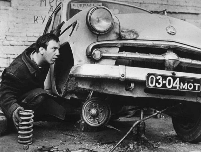 Савелий Крамаров ремонтирует подвеску своего Москвича, 1960-е.
 
Друзья, доброй ночи 😀

➡️ Наш чат 