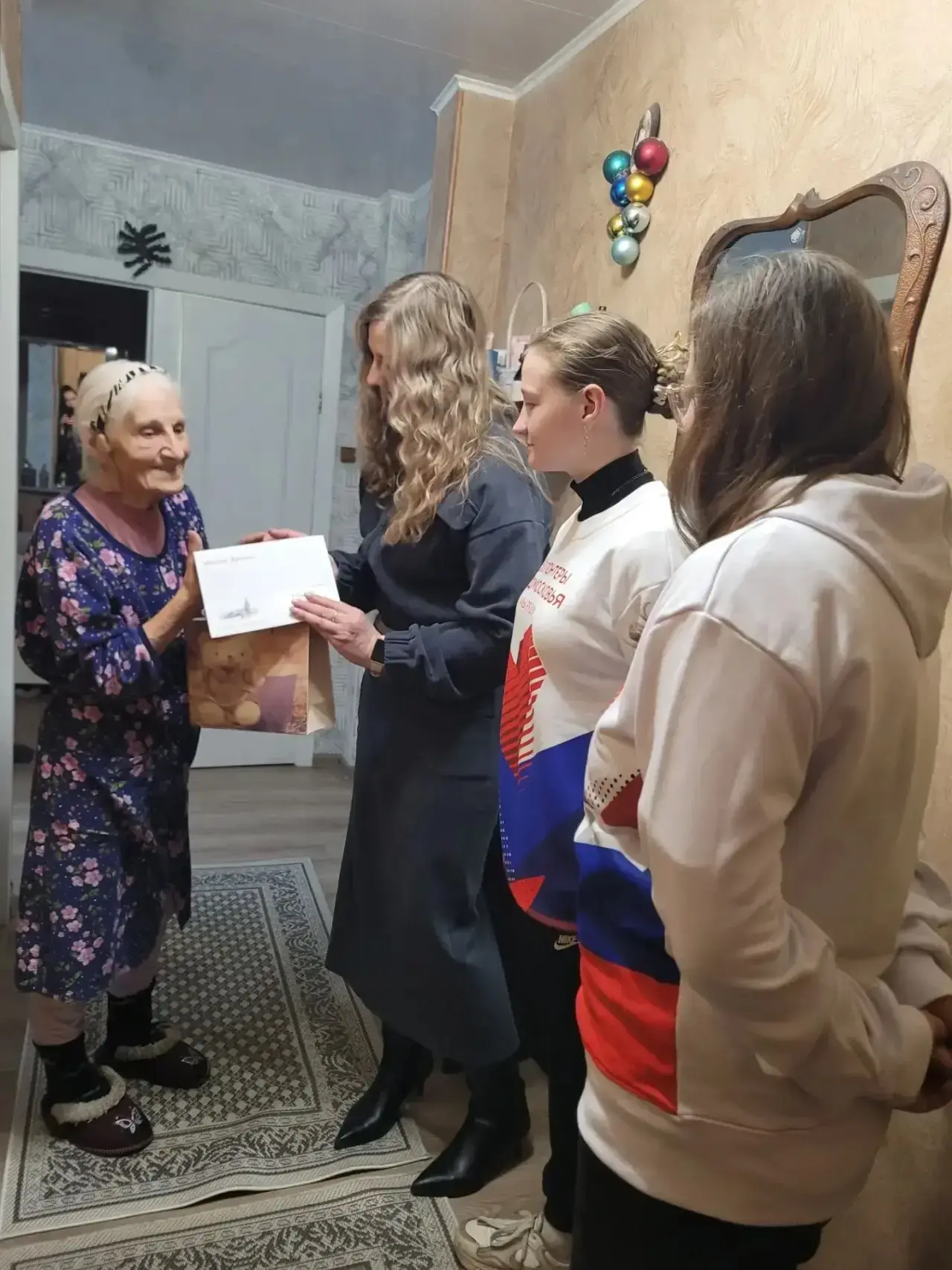 💐 Ветерана Великой Отечественной войны из Солнечногорска поздравили с 93-летием