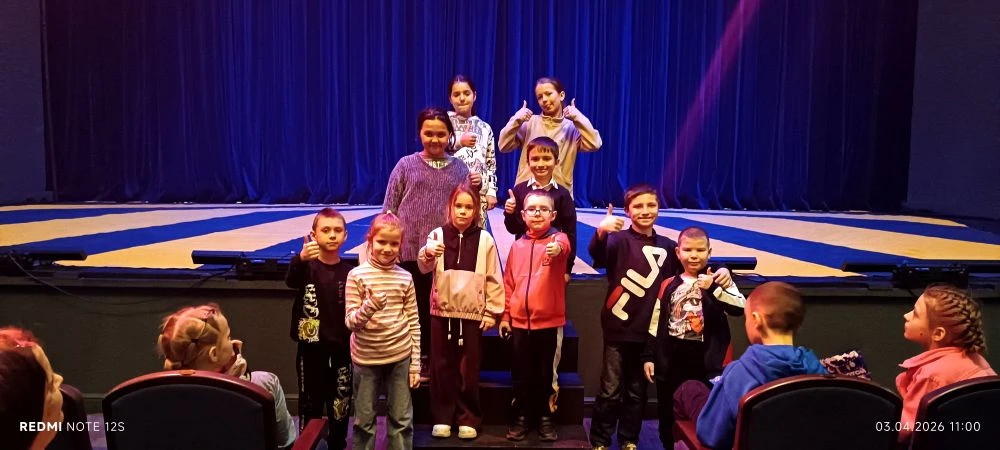 Театральный день в лагере — приключение на колесах! 🎭🚌  После бодрящей утренней зарядки и традиционн