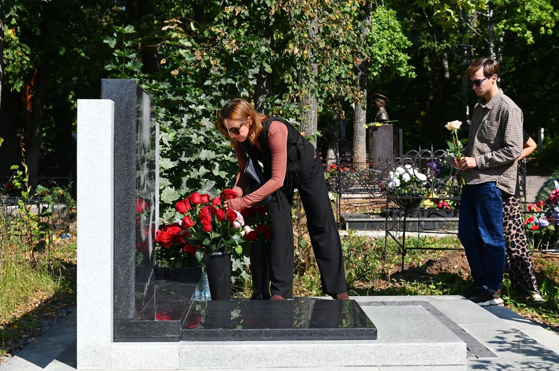 Поклонились могилам дорогих сердцу людей... Помолчали... Вспомнили каждого - и нашего М...