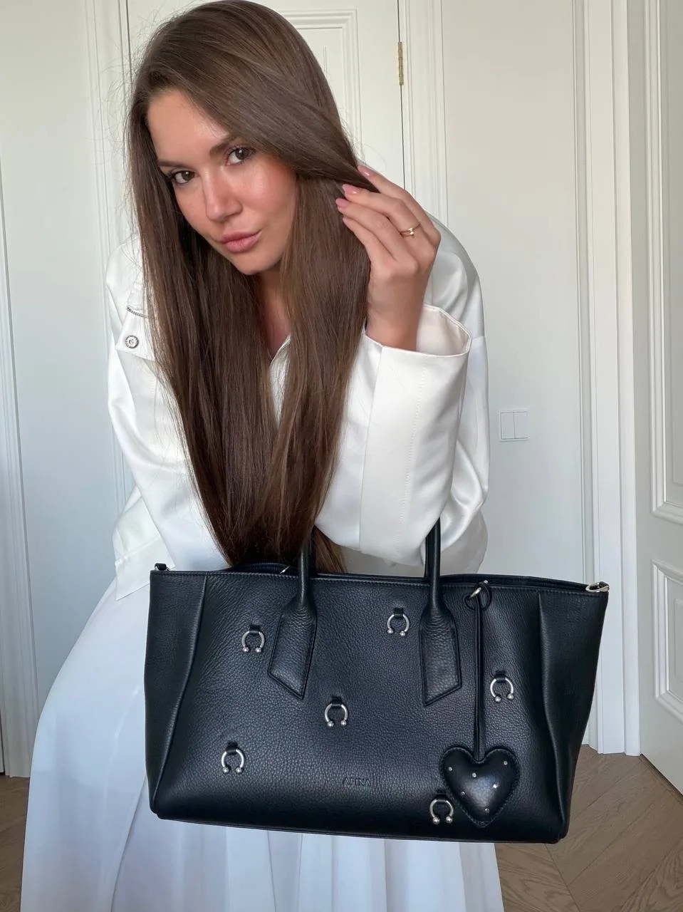Ну всё. У этой сумки не было ни единого шанса не оказаться у меня. 🖤

Эта фурнитура в виде пирсинга