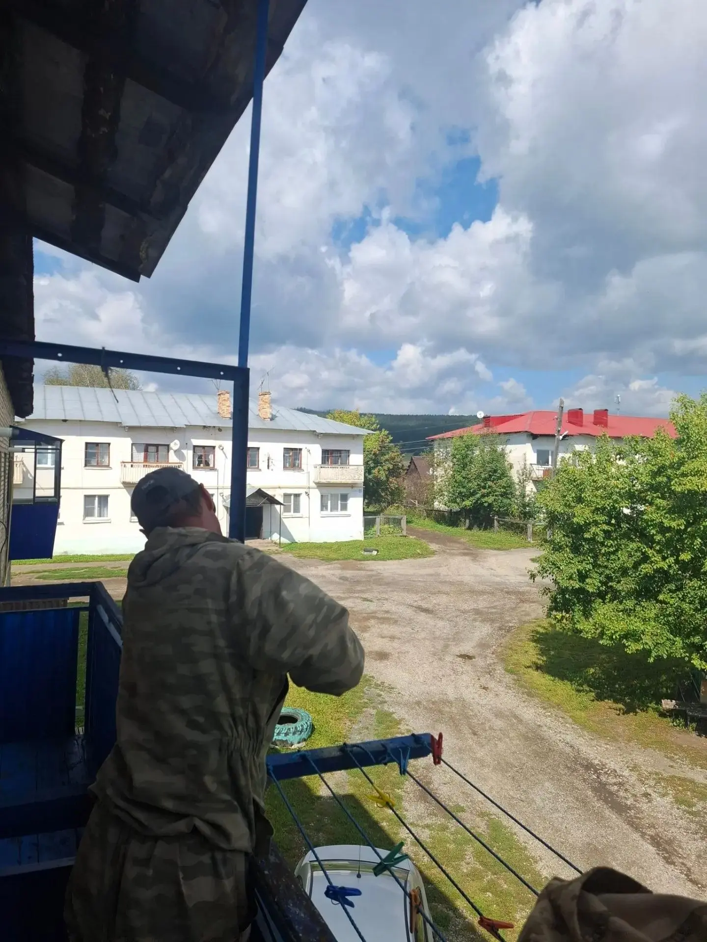 Усилили балконную крышу МКД