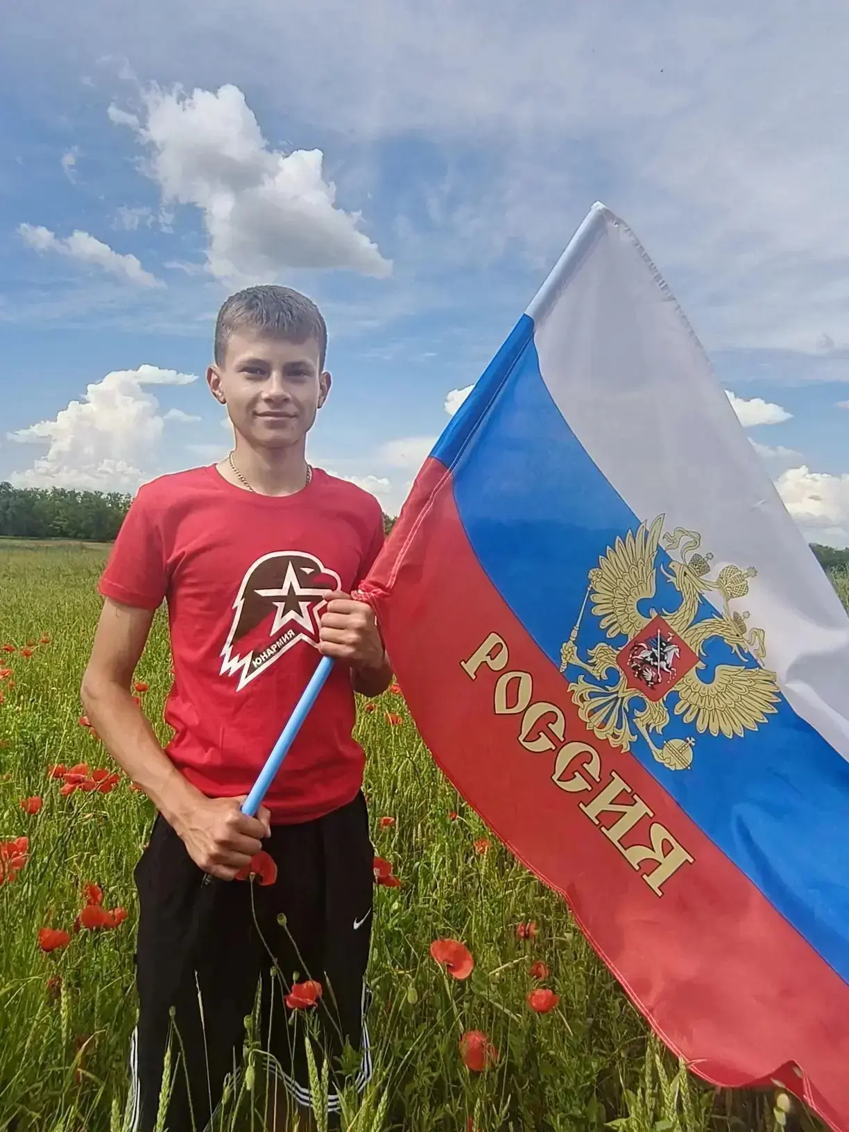 Ерёменко Станислав, учащийся 7 класса принимает участие в акции"Флаги России"
#МыРоссия
#РоссияВелик