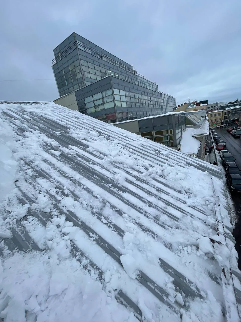Ежедневно на крышах ведутся работы по очистке снега, наледи и сосулек. ❄ Просим отнестись с понимани
