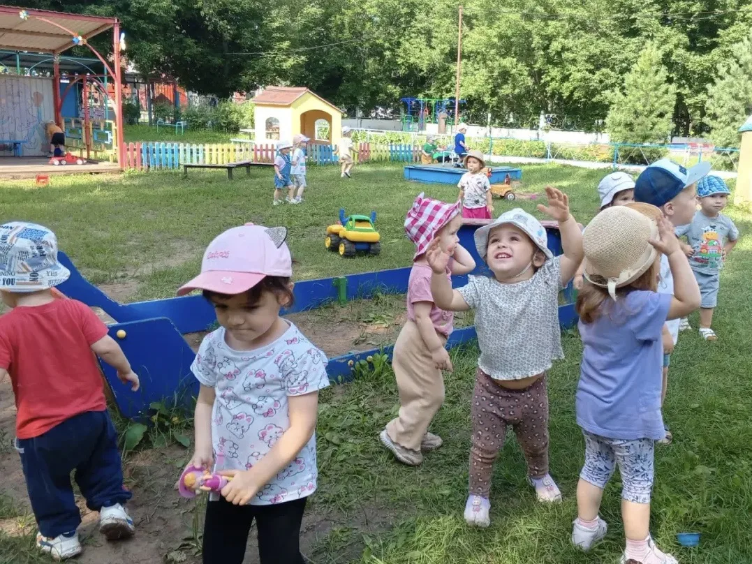 У мыльных пузырей есть удивительное свойство: они умеют превращать обычную прогулку в праздник. 🫧

