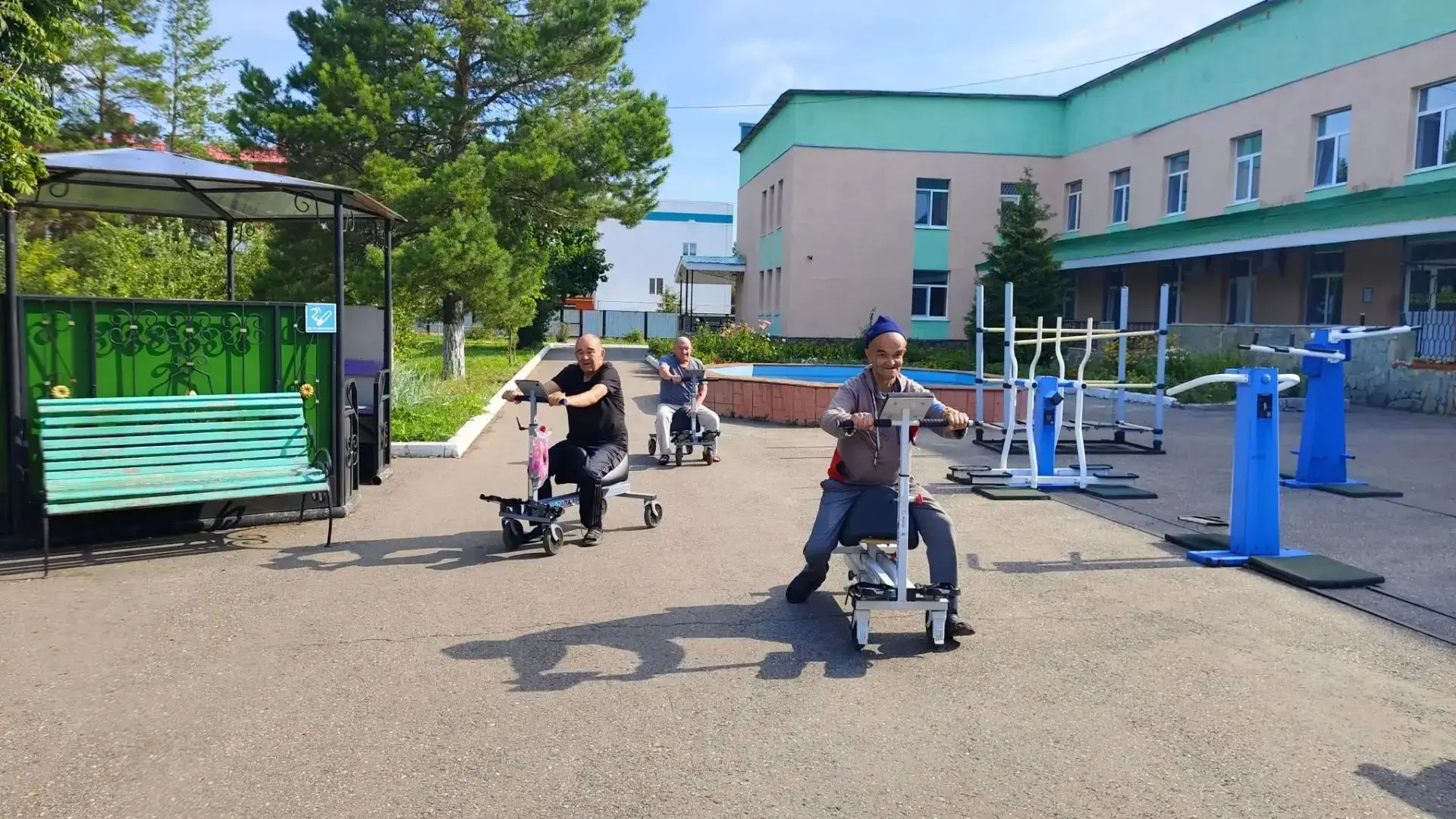 В нашем доме-интернате регулярно проходят занятия на тренажёрах «Смогукар».
