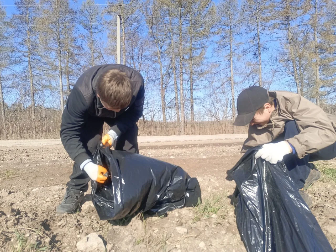 📌Сегодня ученики 7 класса нашей школы собрались вместе, чтобы привести в порядок школь...