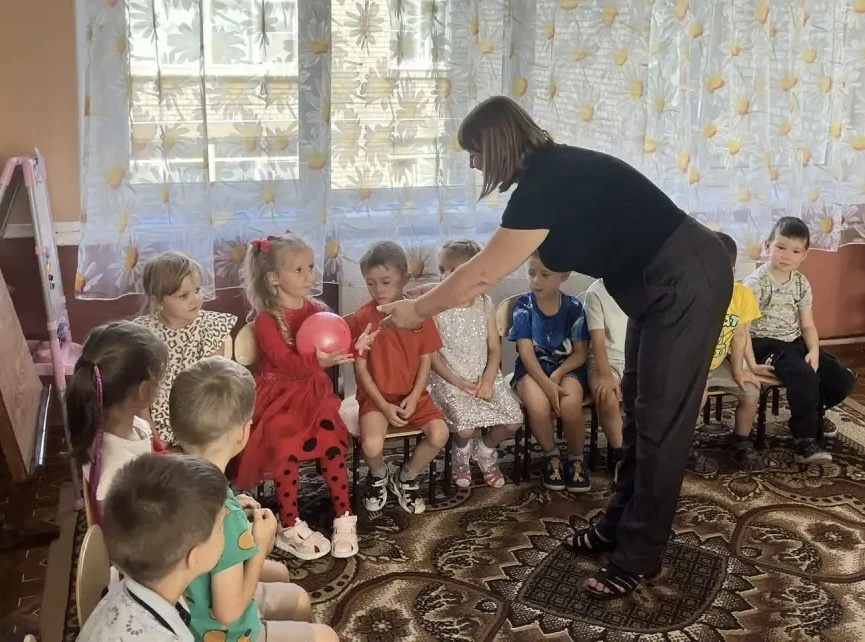 Мяч - веселая игрушка, с которой не возможно скучать, занимающая особое место в развити...