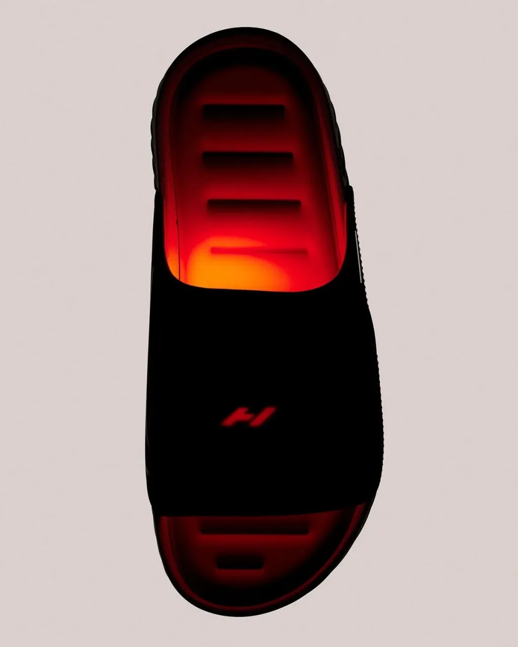 Nike дропнул тапки с ПОДОГРЕВОМ — они согревают ноги до 46°C.

Nike Air Zoom Hyperslide также оснаще