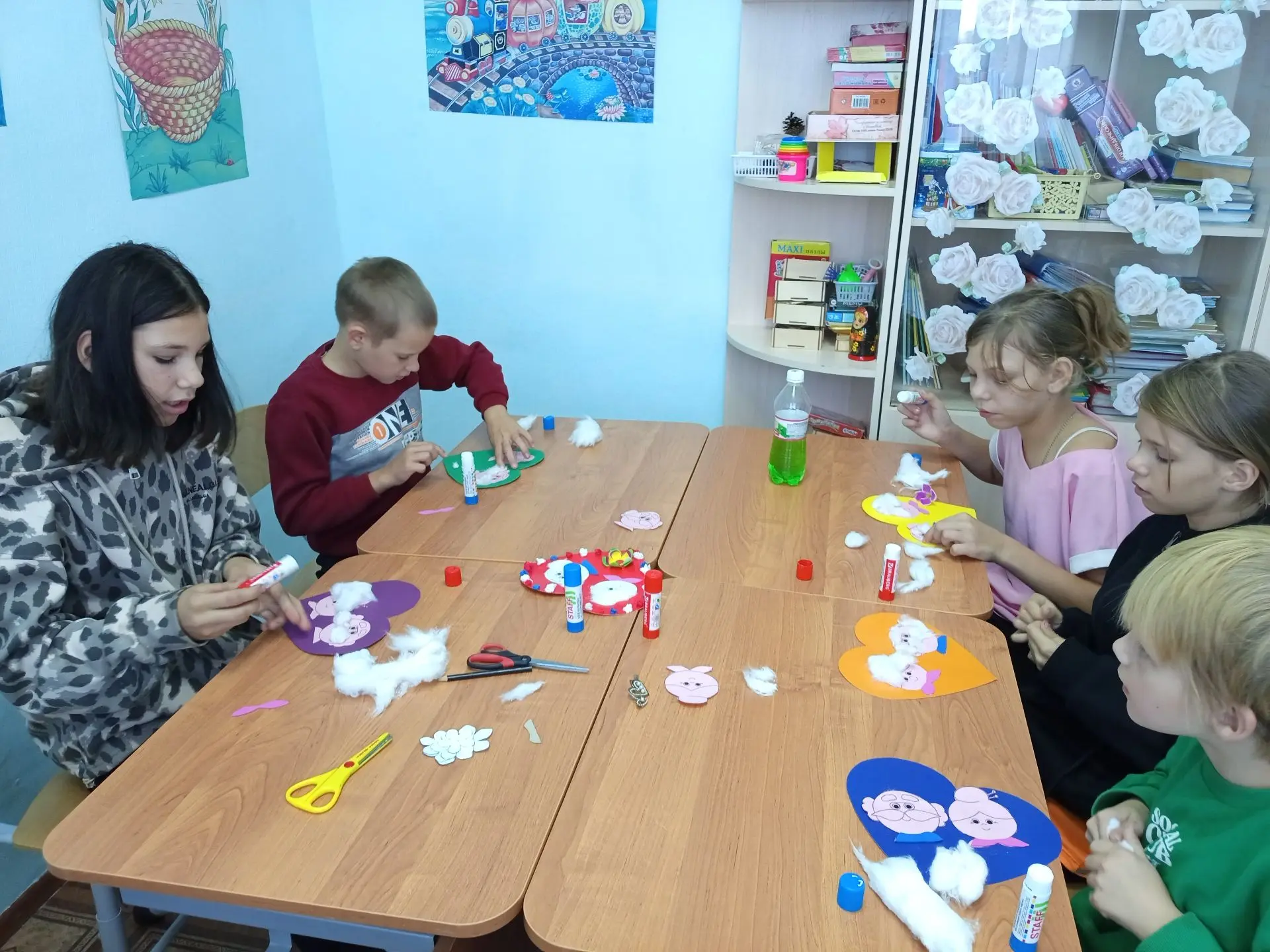 «Тепло души и мастерство рук»: как дети готовили подарки для старшего поколения 🙌