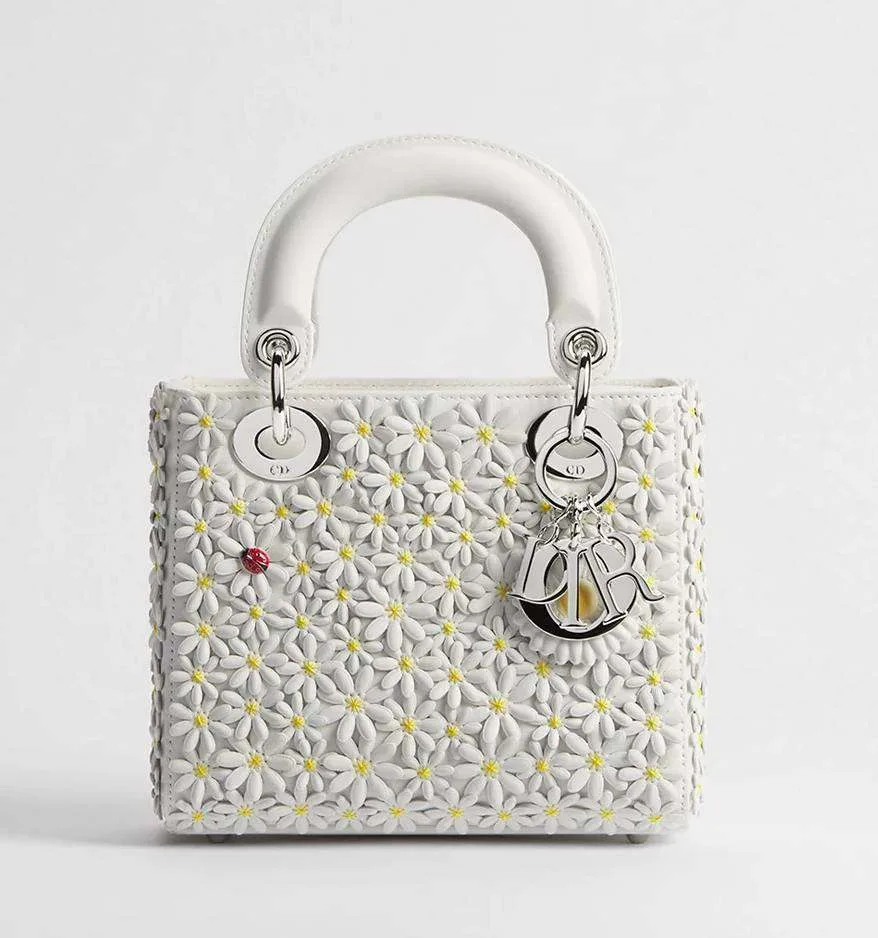 Все-таки Джонатан Андерсон плохих вещей не делает. Ох уж эта Lady Dior с ромашками и милейшей божьей