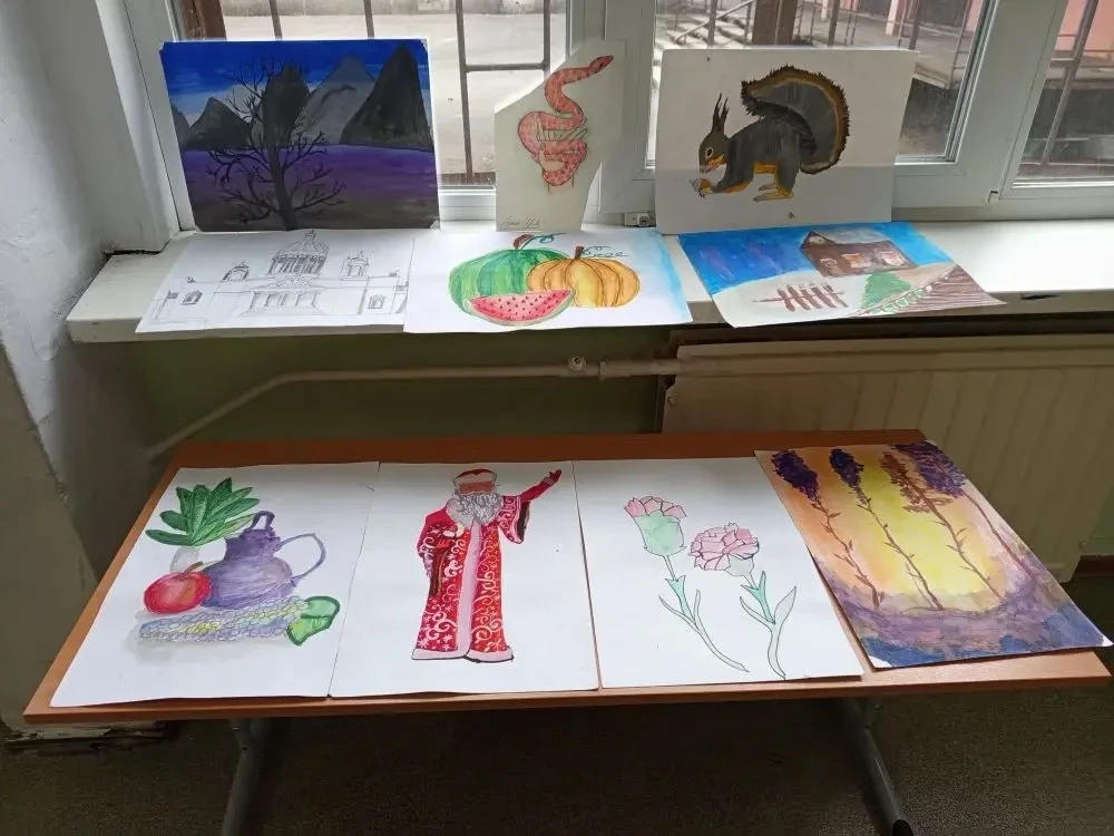 Вдохновение в каждом штрихе: персональная выставка Арины Ильязовой! 🎨✨  Сегодня в стенах нашей школы