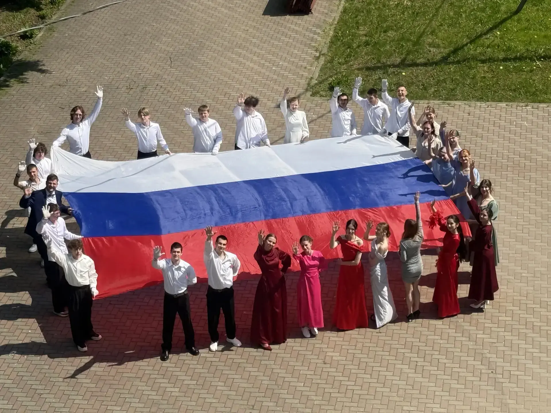 🤍💙❤️В преддверии Дня России студенты нашего техникума подарили всем невероятные эмоции и заряд пат