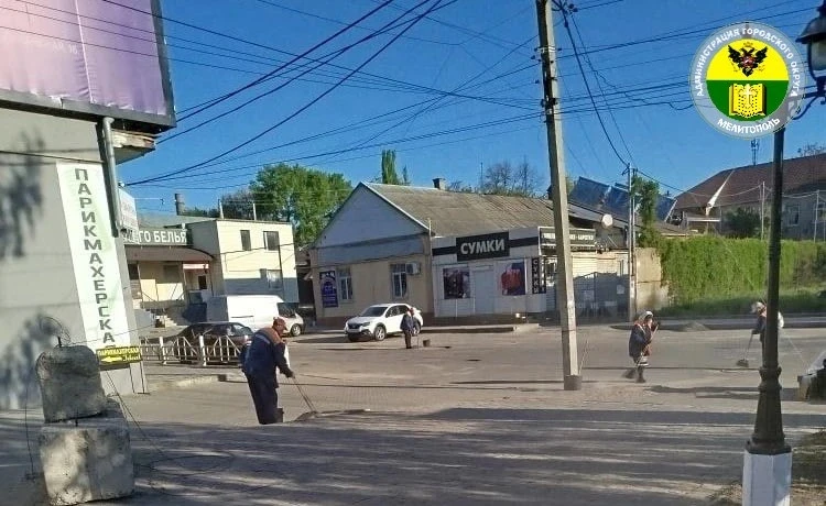 В Мелитополе продолжается благоустройство улиц  Сотрудники МКУ «Благоустройство» собрали скошенную т