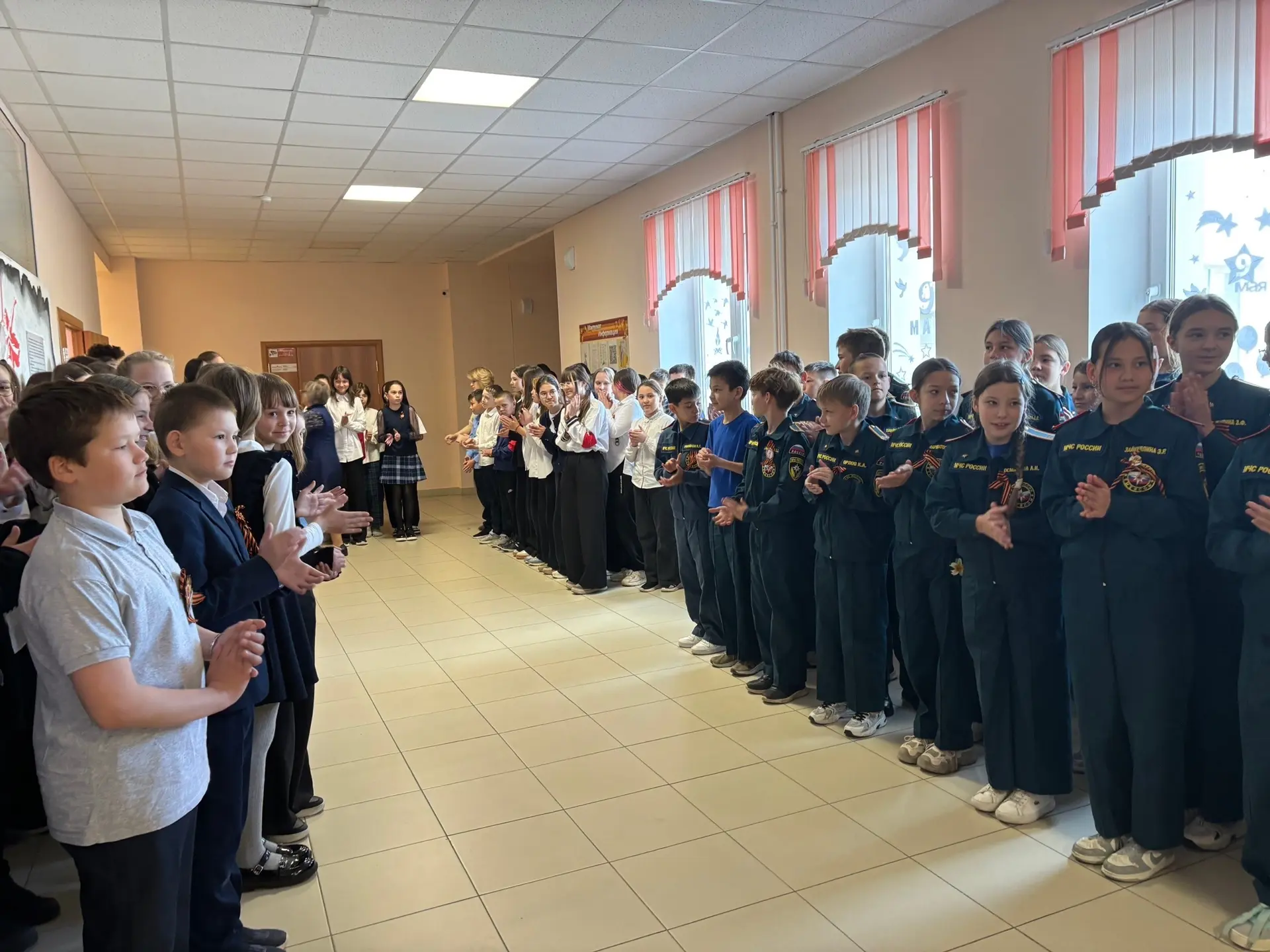🎉 В нашей школе прошли торжественные линейки! 🌟  На линейках отметили важные достижения учащихся и в
