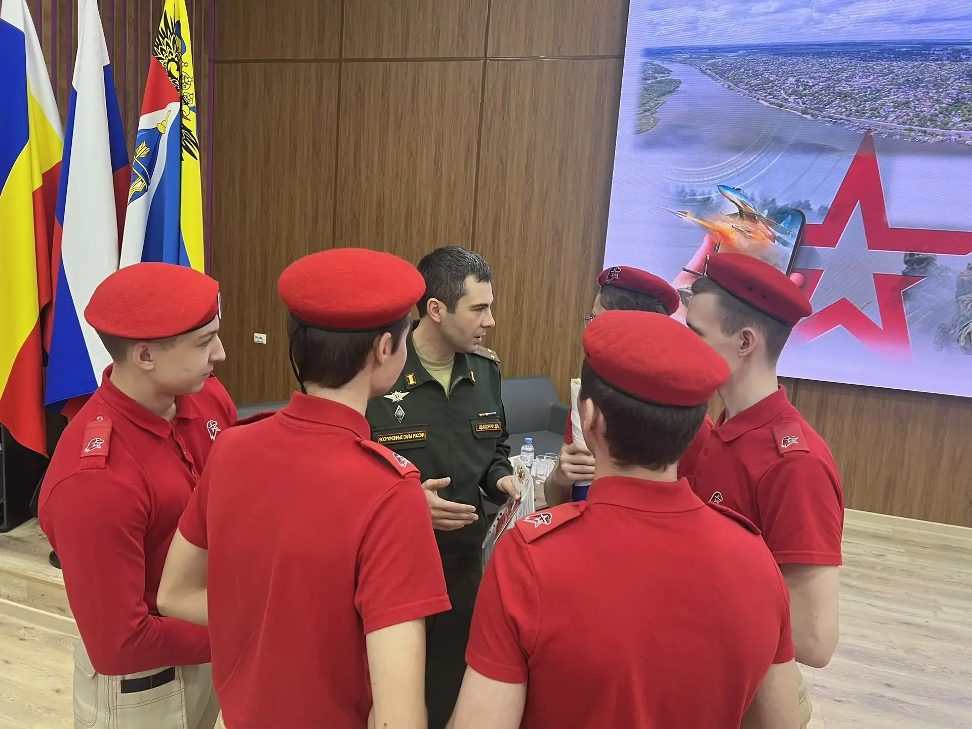 Ученики Рассветовской школы на мероприятии "Есть такая профессия - Родину защищать".