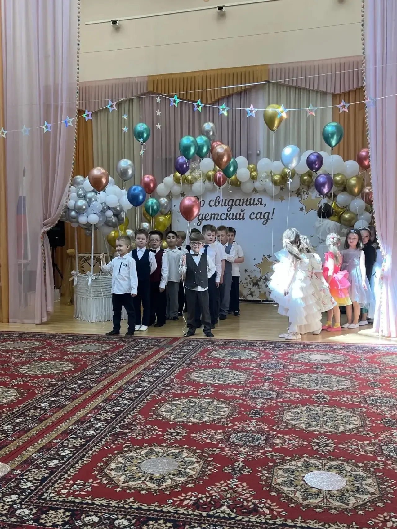 🎊 В дошкольных корпусах проходят самые трогательные и запоминающиеся праздники — выпускные у воспита