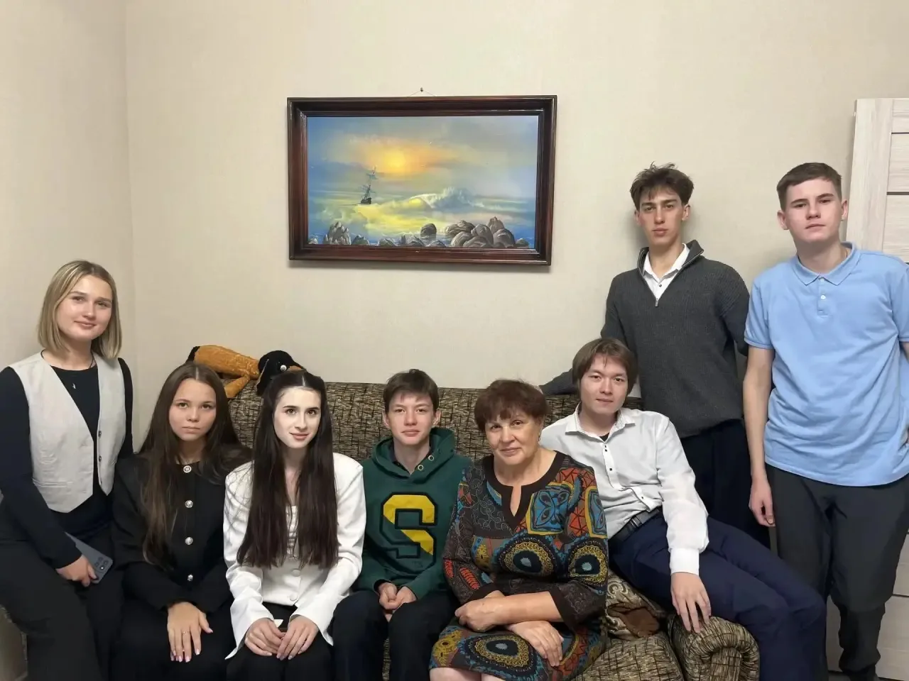 💐Учащиеся 10А класса от всей души поздравили нашего педагога-ветерана Кузьмину Лидию И...