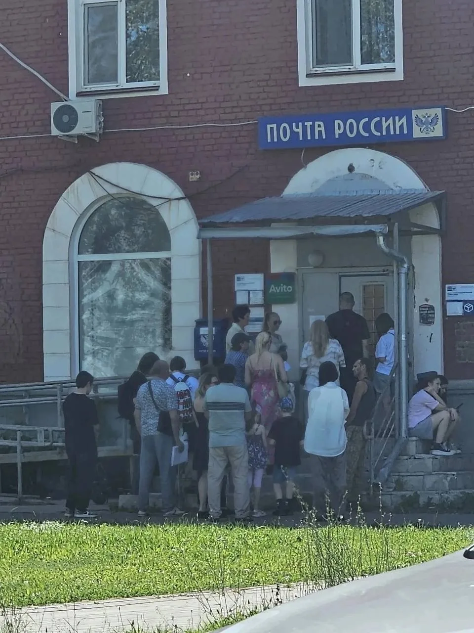 В Самаре, на Мехзаводе, жители столкнулись с огромными очередями в отделении Почты России. 😥

Один 