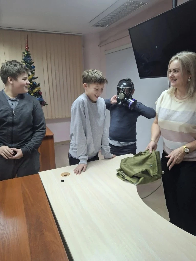 🗓 В четверг ребята из 5В и 5Г классов встретились с работниками Службы гражданской защиты города Ап