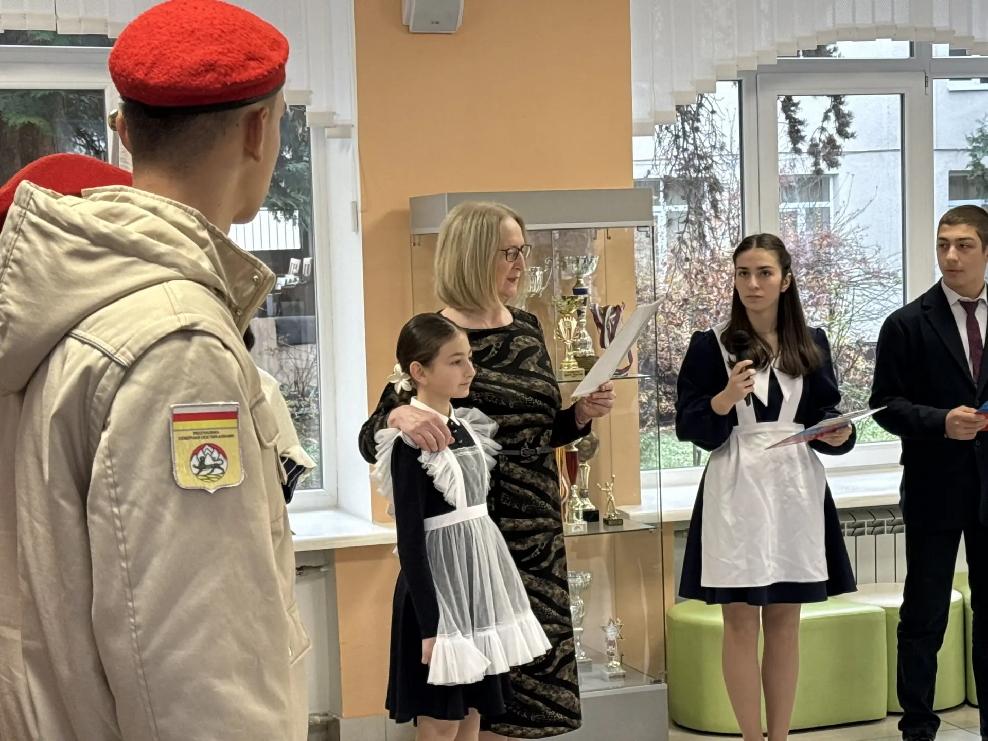 🇷🇺 Утро понедельника 1 декабря в нашей школе традиционно началось с торжественной линейки, церемонии