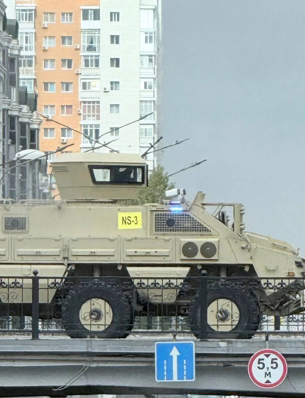 В Астане на дорогах замечено значительное скопление бронетранспортеров, что вызывает за...