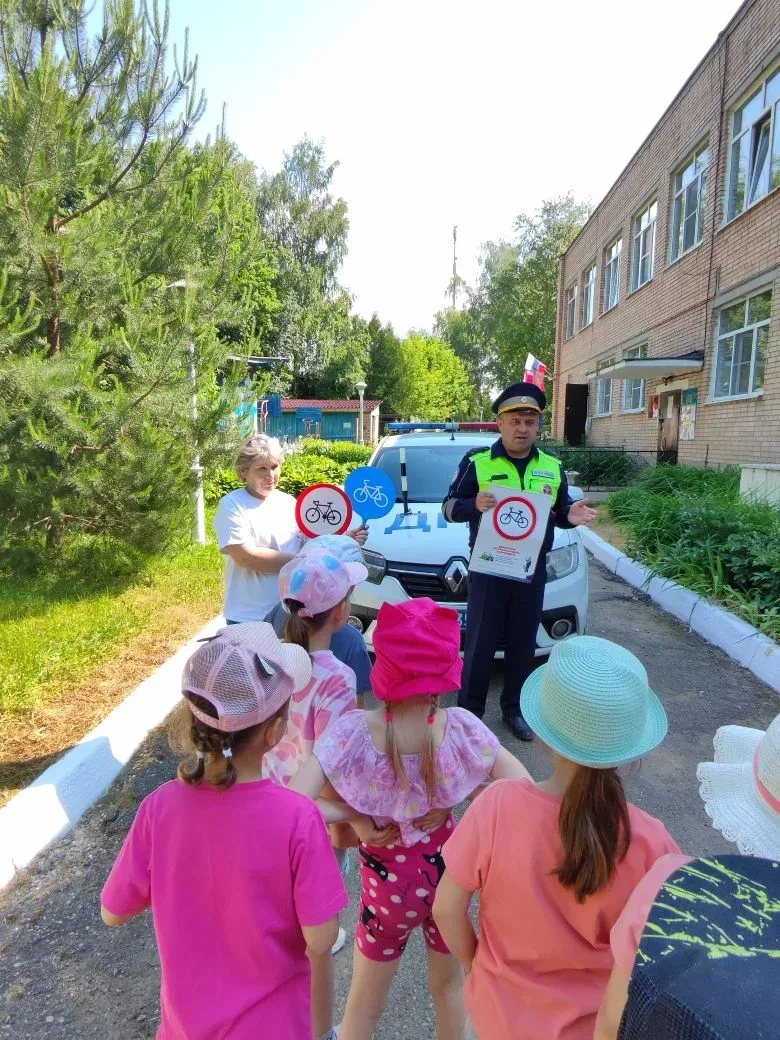 🚦 Безопасные каникулы: встреча с инспектором ГАИ в корпусе 5
В рамках проекта «Предшкола: стандарт 