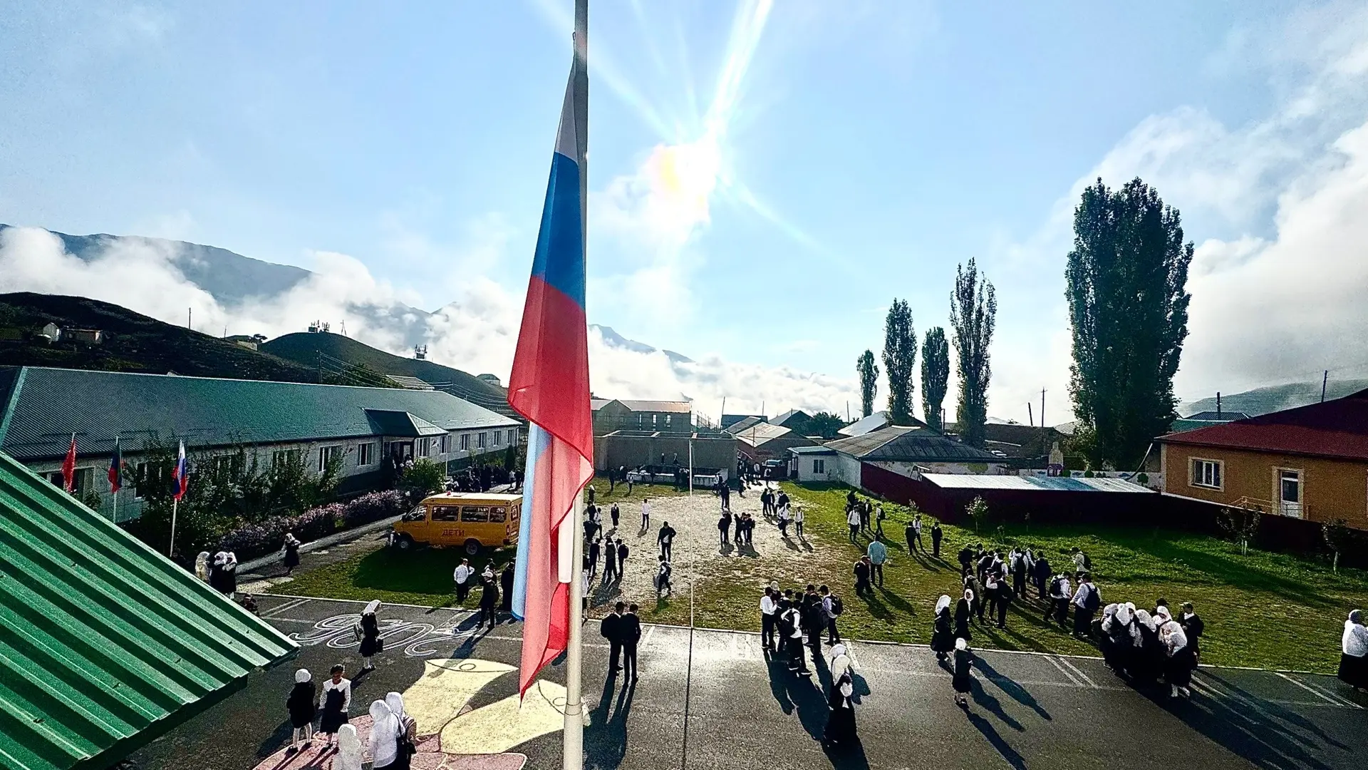 Новая учебная неделя в нашей школе началась с торжественной линейки: поднятия Государст...