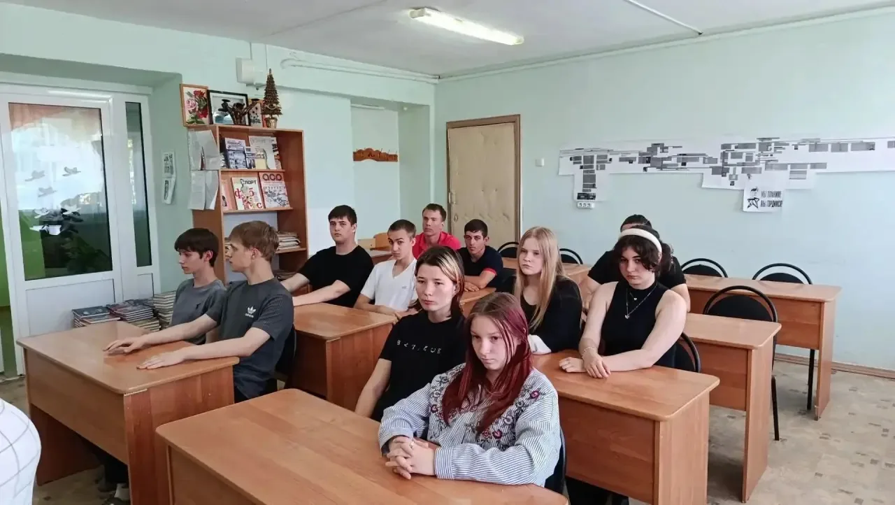 Библиотекарь Балакший Елена Александровна провела для проживающих в общежитии ребят беседу на тему "