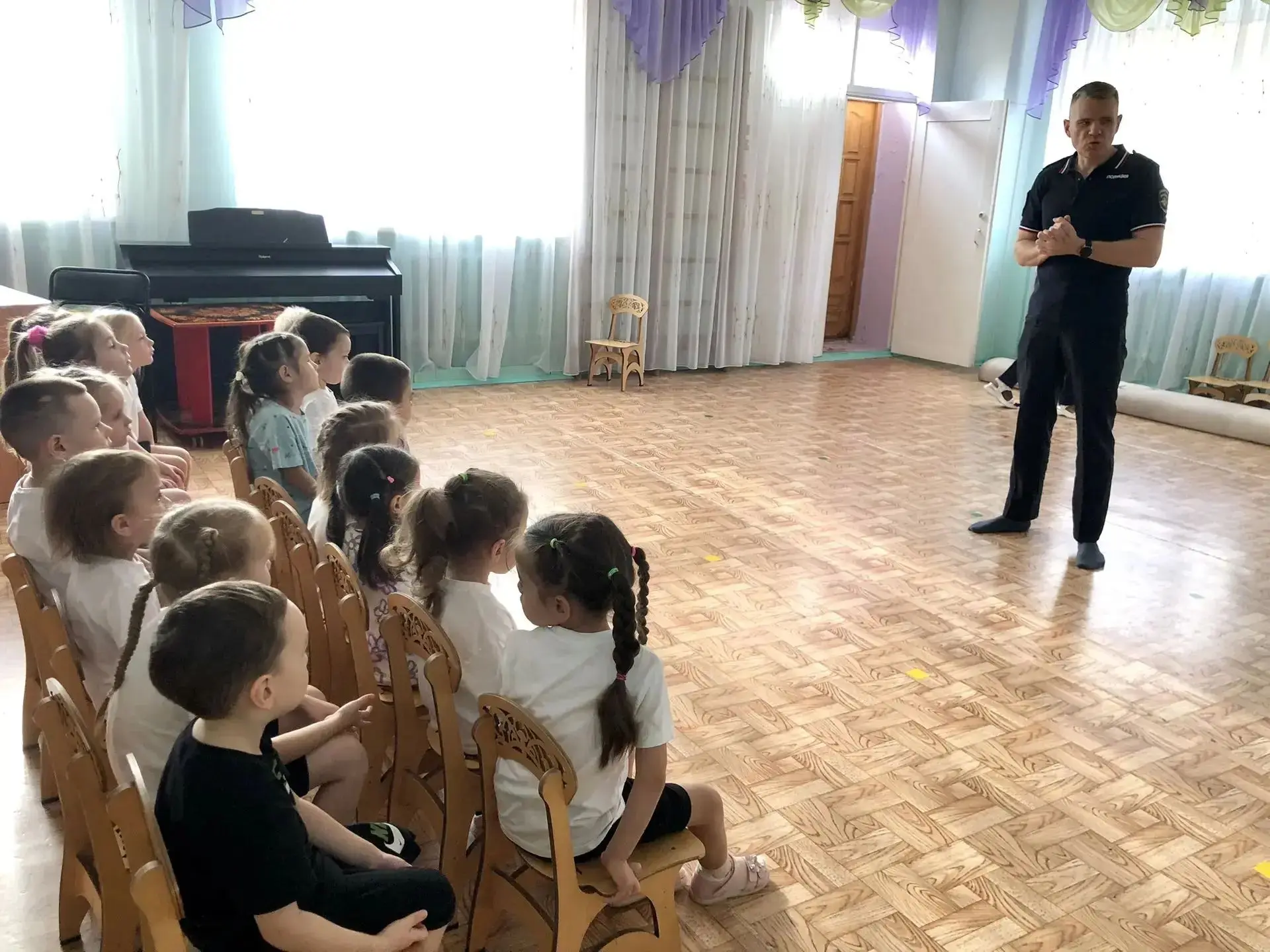 Сегодня наш детский сад "Светофорчик" посетил инспектор ГИБДД старший лейтенант полиции...