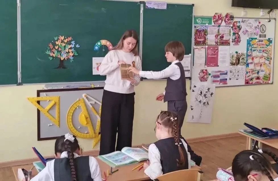 📣 Игровое занятие «Волшебный мир эмоций» прошло во 2 «Б» классе.  Педагог-психолог А.С. Сизоненко пр