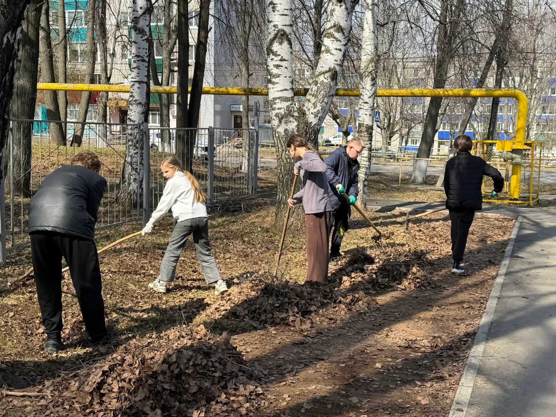 💪🏻 Даешь субботники в массы!  С 16 по 18 апреля мы старательно приводили в порядок пришкольную терри