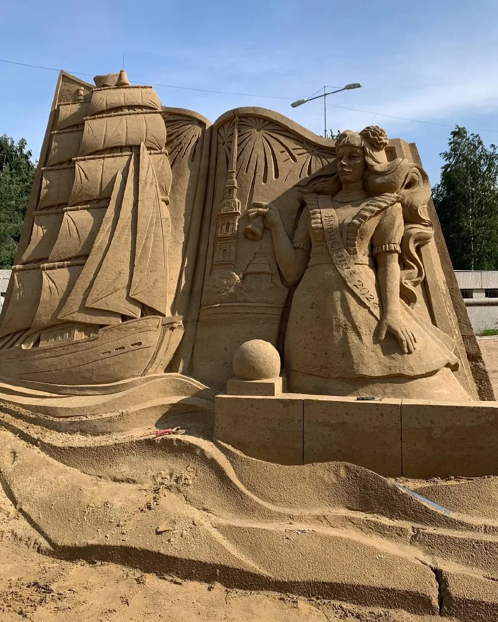 ​​🤩 Чудеса из песка в Петропавловской крепости   Здесь можно увидеть впечатляющие скульптуры с сказо
