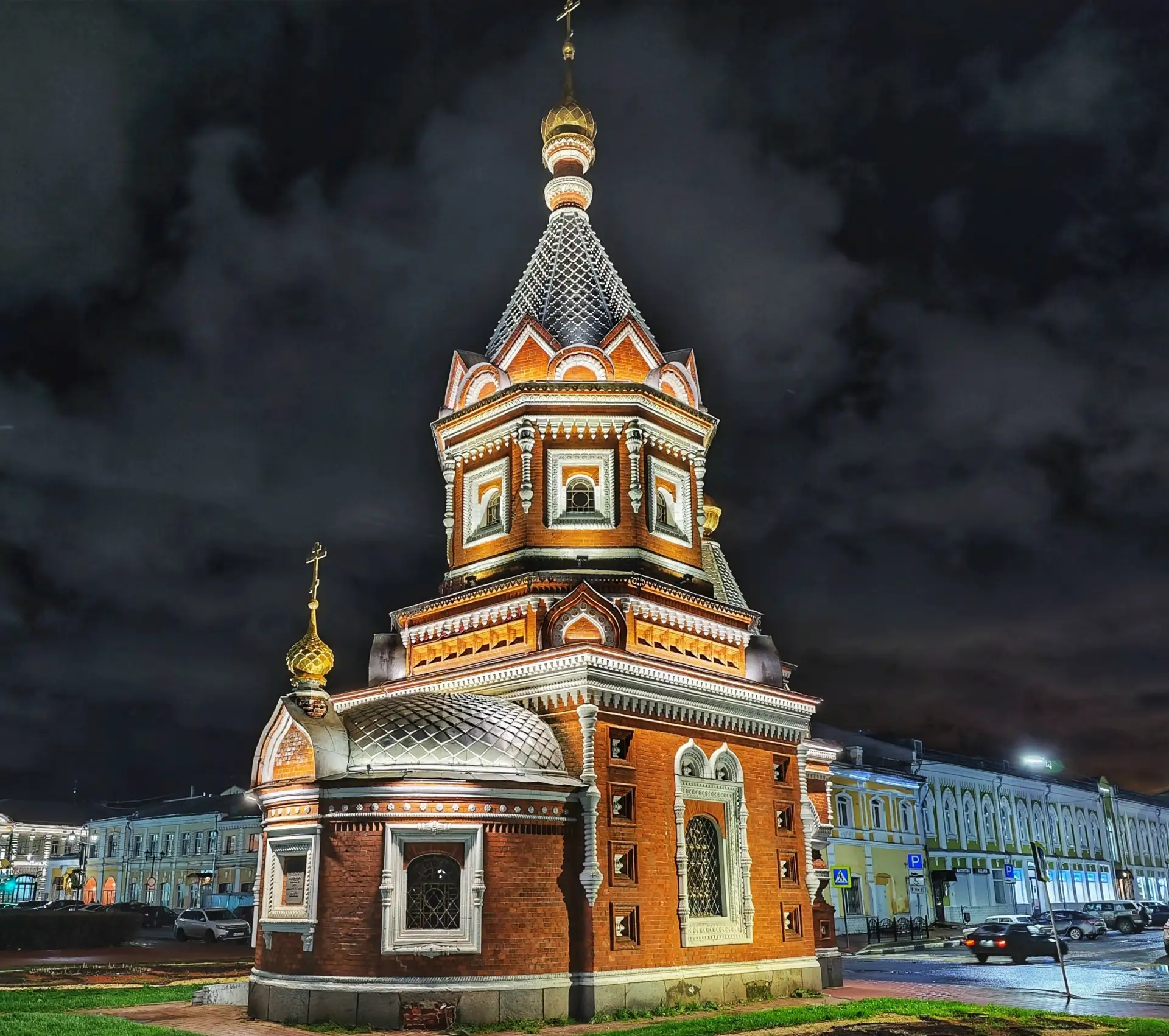 ⛪ Многие проходят мимо этой небольшой часовни на улице Андропова, даже не подозревая, к...