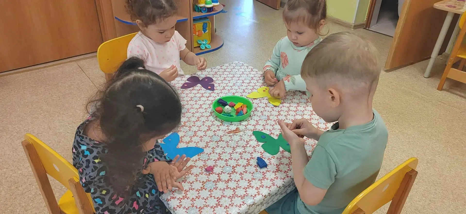 🎉 🦋✨  

Маленькие мастера группы "Котята" увлечением украшали ярких бумажных бабочек пластилином. 