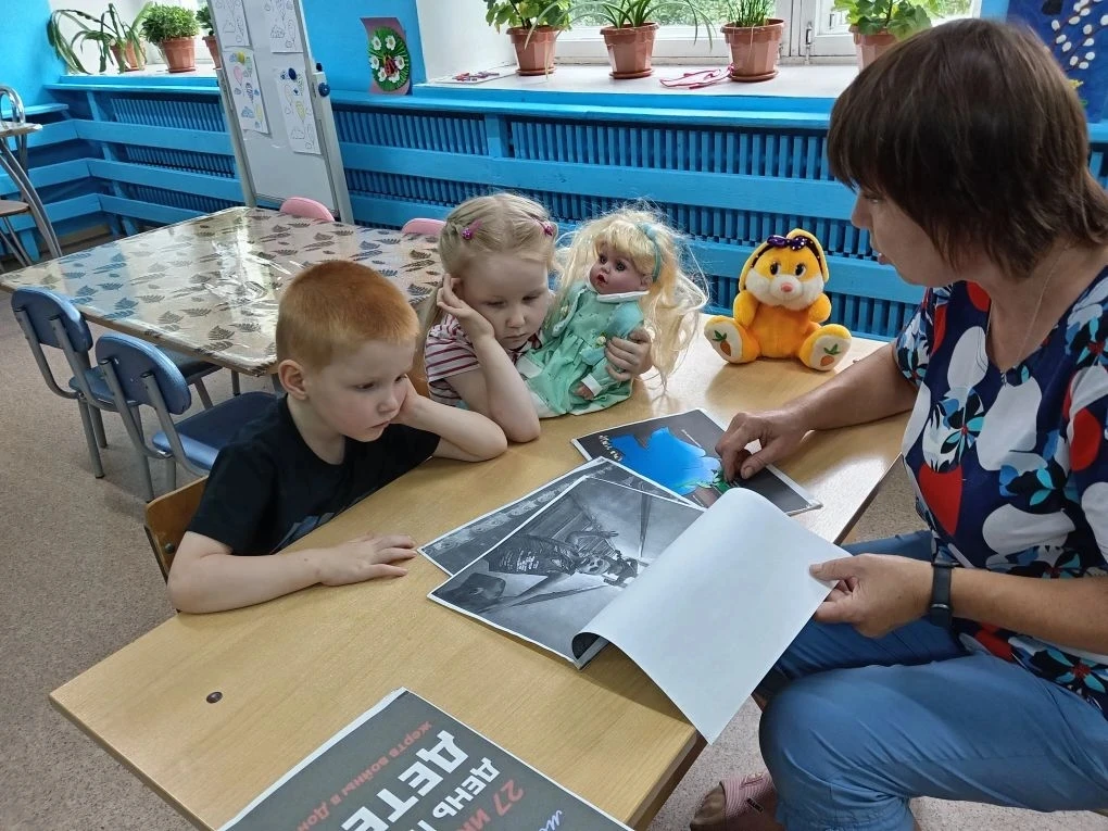 В скорбный для России с 2014 года день 27 июля мы рассказали нашим малышам о невинно погибших детях,