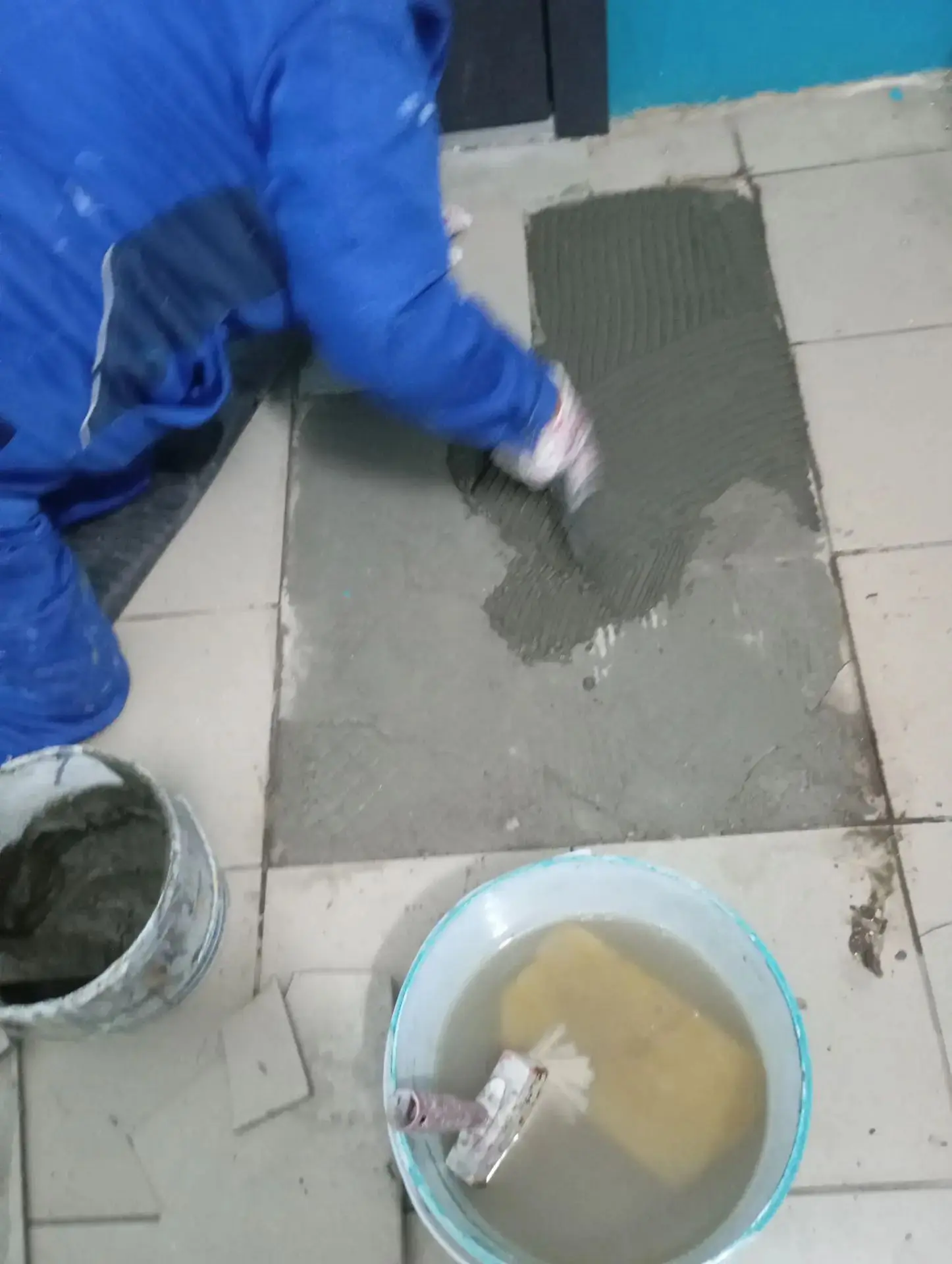 🛠 Продолжаем косметический ремонт в подъезде 4 дома на проспекте Комсомольский, 41! 🛠